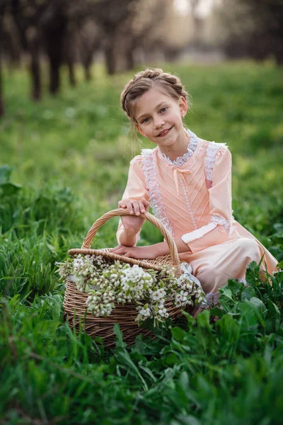 Hermosa Niña Años Posando Jardín Tiempo Pascua Disfruta Primavera Calor —  Fotos de Stock
