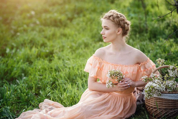 Menina Com Cabelo Loiro Vestido Leve Jardim Florido Conceito Moda — Fotografia de Stock