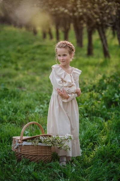 Belle Fille Ans Posant Dans Jardin Robe Blanche Pâques Profite — Photo