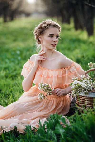 Menina Com Cabelo Loiro Vestido Leve Jardim Florido Conceito Moda — Fotografia de Stock