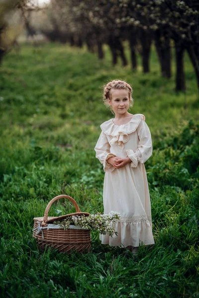 Belle Fille Ans Posant Dans Jardin Robe Blanche Pâques Profite — Photo