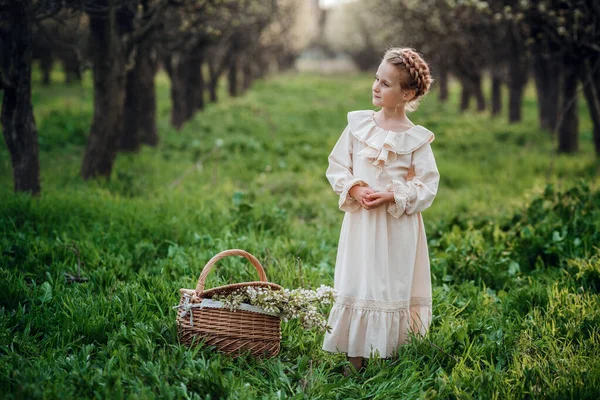 Όμορφο Κορίτσι Ετών Ποζάρει Στον Κήπο Λευκό Φόρεμα Πάσχα Απολαμβάνει — Φωτογραφία Αρχείου