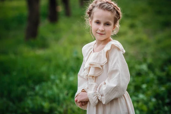 Menina Bonita Anos Posando Jardim Vestido Branco Hora Páscoa Goza — Fotografia de Stock