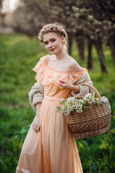 Meisje Met Blond Haar Een Lichte Jurk Bloeiende Tuin Meisje — Stockfoto