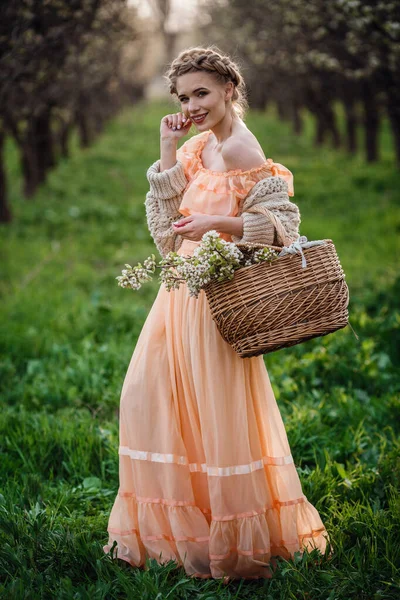 Meisje Met Blond Haar Een Lichte Jurk Bloeiende Tuin Meisje — Stockfoto