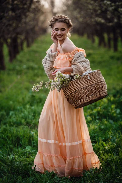 Menina Com Cabelo Loiro Vestido Leve Jardim Florido Menina Vestido — Fotografia de Stock