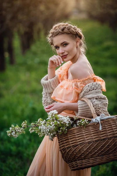 Menina Com Cabelo Loiro Vestido Leve Jardim Florido Menina Vestido — Fotografia de Stock