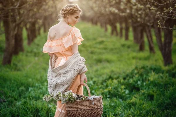 Ragazza Con Capelli Biondi Abito Leggero Giardino Fiorito Ragazza Bellissimo — Foto Stock