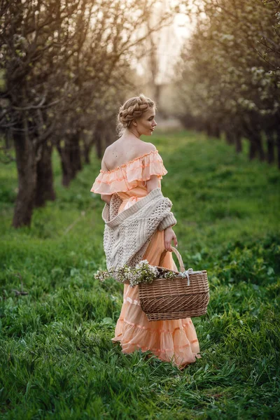 Fille Aux Cheveux Blonds Dans Une Robe Légère Dans Jardin — Photo