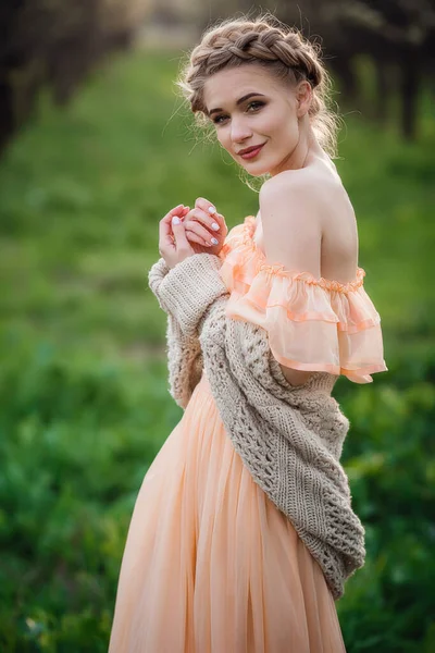 Ragazza Con Capelli Biondi Abito Leggero Giardino Fiorito Concetto Moda — Foto Stock