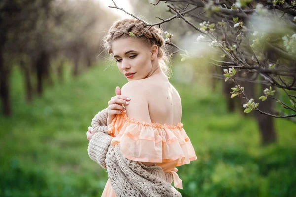 Dívka Blond Vlasy Lehkých Šatech Kvetoucí Zahradě Koncepce Ženské Jarní — Stock fotografie