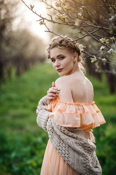 Menina Com Cabelo Loiro Vestido Leve Jardim Florido Conceito Moda — Fotografia de Stock