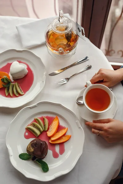 Vackra Leende Kvinnor Som Dricker Mysiga Café Affärskvinnor Tar Paus — Stockfoto