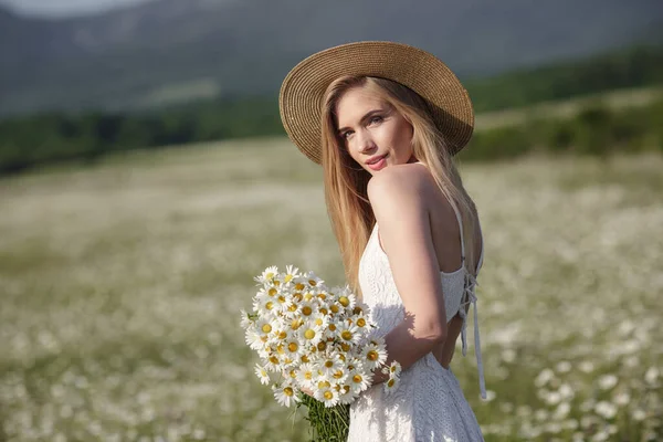 Krásná Mladá Žena Heřmánkovém Poli Malebném Údolí Šťastná Mladá Dáma — Stock fotografie