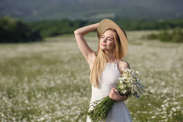 Beautiful Young Woman Camomile Field Picturesque Valley Happy Young Lady — Stock Photo, Image