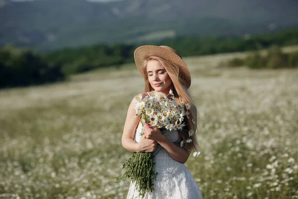 Beautiful Young Woman Camomile Field Picturesque Valley Happy Young Lady — Stock Photo, Image