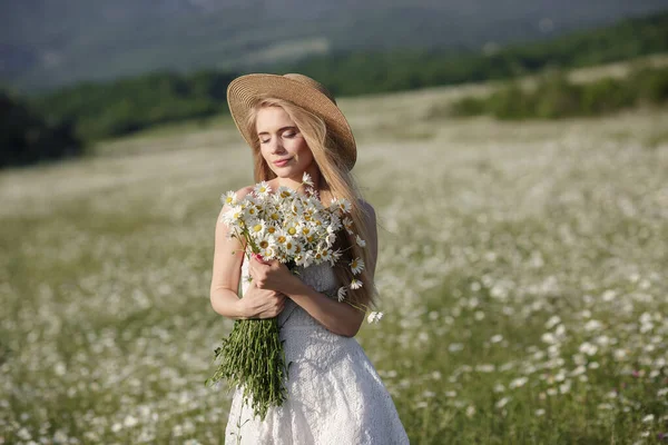 Krásná Mladá Žena Heřmánkovém Poli Malebném Údolí Šťastná Mladá Dáma — Stock fotografie