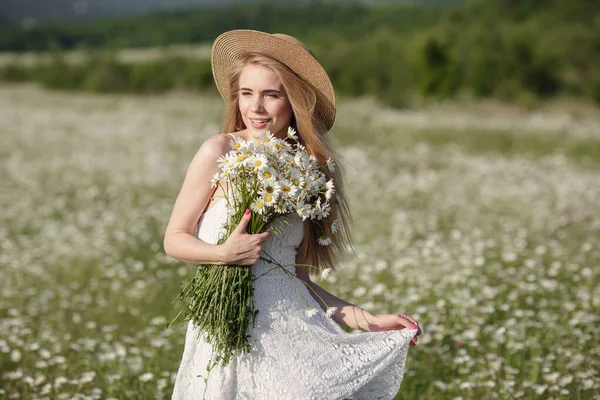 Beautiful Young Woman Camomile Field Picturesque Valley Happy Young Lady — Stock Photo, Image