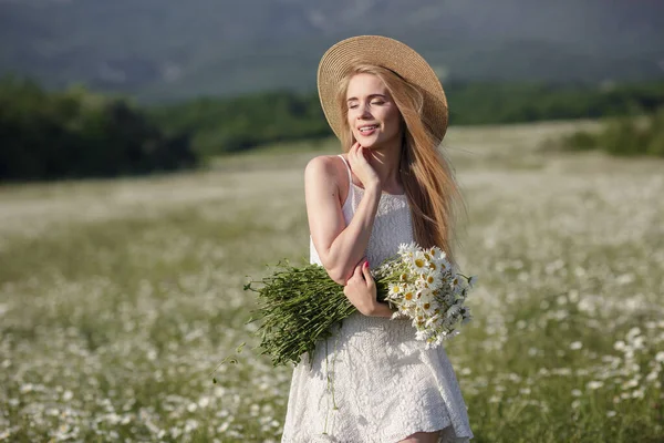 Belle Jeune Femme Dans Champ Camomille Dans Une Vallée Pittoresque — Photo