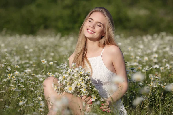 Piękna Młoda Kobieta Polu Rumianku Malowniczej Dolinie Szczęśliwa Młoda Dama — Zdjęcie stockowe