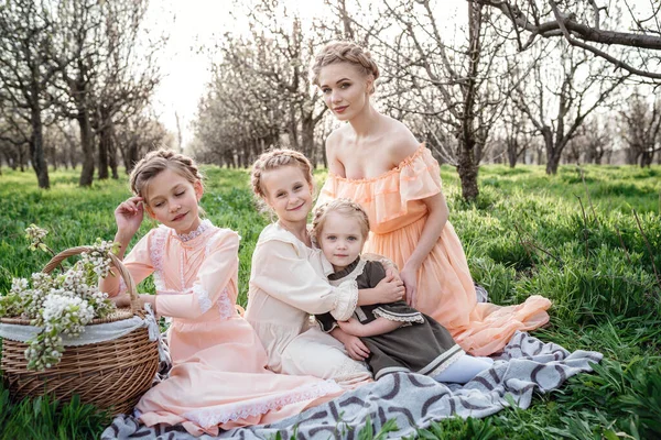 Vackra Flickor Och Deras Äldre Syster Sitter Pläd Trädgården Med — Stockfoto
