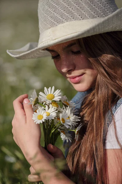 Hat Enjoys Spring Daisy Field Концепция Идея Счастливого Детства Подросток — стоковое фото