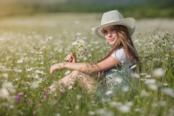 Hut Genießt Den Frühling Gänseblümchen Feld Konzept Und Vorstellung Einer — Stockfoto