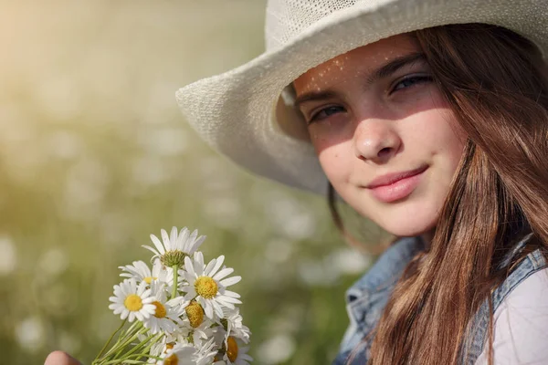 Hat Enjoys Spring Daisy Field Концепция Идея Счастливого Детства Подросток — стоковое фото