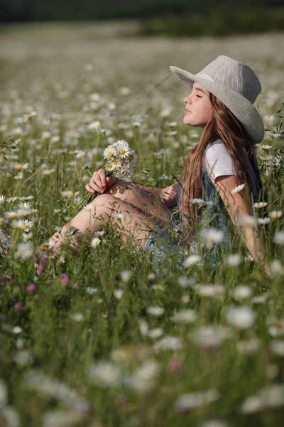 Hat Enjoys Spring Daisy Field Concept Idea Happy Childhood Teenager — Stock Photo, Image