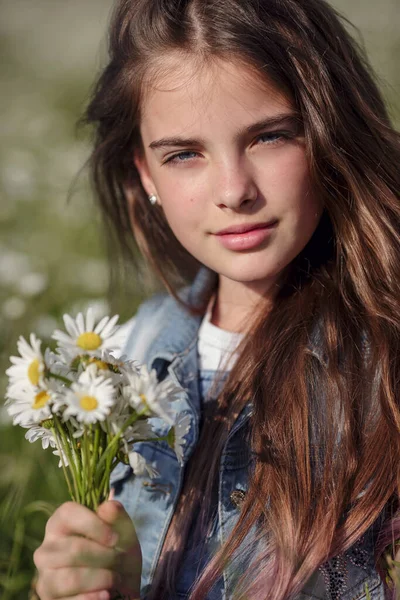 Hat Enjoys Spring Daisy Field Concept Idea Happy Childhood Teenager — Stock Photo, Image