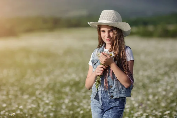 Hat Enjoys Spring Daisy Field Концепция Идея Счастливого Детства Подросток — стоковое фото