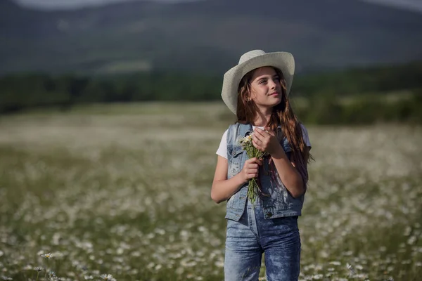 Hat Enjoys Spring Daisy Field Concept Idea Happy Childhood Teenager — Stock Photo, Image