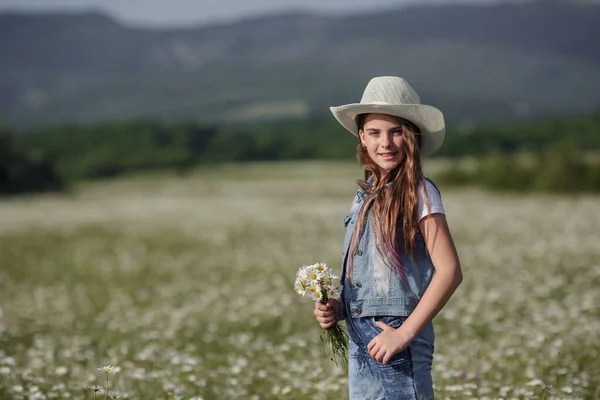 Klobouku Jaro Sedmikráskovém Poli Koncept Představa Šťastného Dětství Teenager Džínové — Stock fotografie