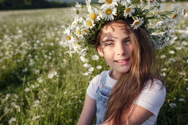 Hat Enjoys Spring Daisy Field Концепция Идея Счастливого Детства Подросток — стоковое фото