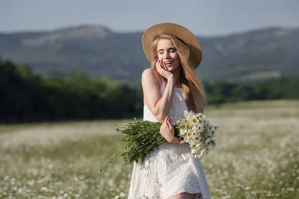 Beautiful Young Woman Camomile Field Picturesque Valley Happy Young Lady — Stock Photo, Image