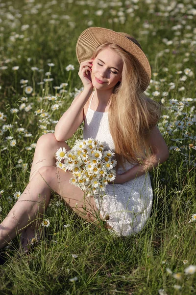 Bella Giovane Donna Campo Camomilla Una Pittoresca Valle Felice Giovane — Foto Stock