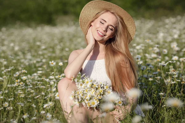 Beautiful Young Woman Camomile Field Picturesque Valley Happy Young Lady — Stock Photo, Image