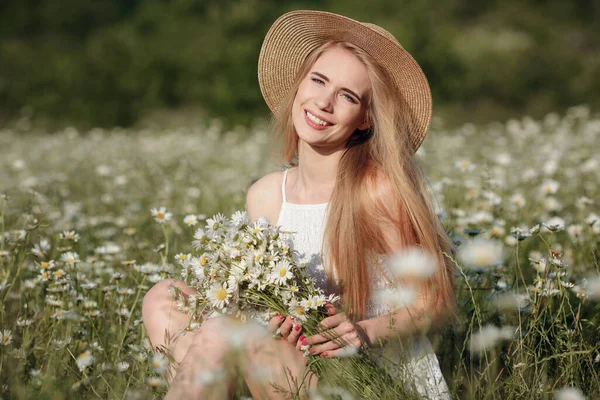 Beautiful Young Woman Camomile Field Picturesque Valley Happy Young Lady — Stock Photo, Image