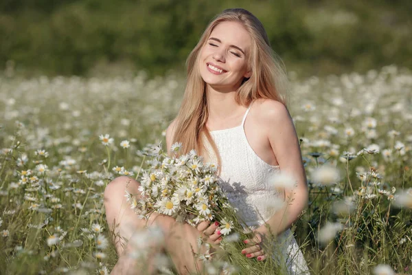 Gyönyörű Fiatal Egy Kamillamezőn Egy Festői Völgyben Boldog Fiatal Hölgy — Stock Fotó
