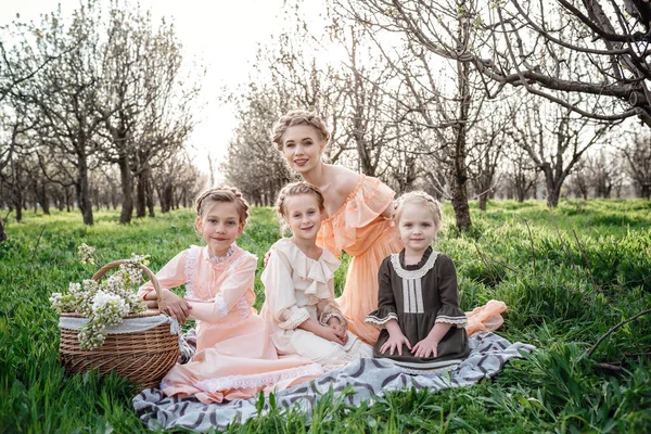 Vackra Flickor Och Deras Äldre Syster Sitter Pläd Trädgården Med — Stockfoto