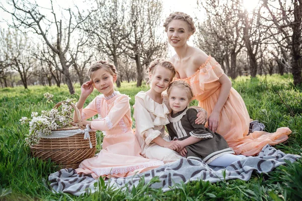 Mooie Meisjes Hun Oudere Zus Zittend Een Ruitje Tuin Met — Stockfoto