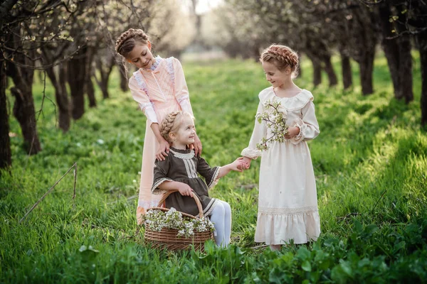 Три Красивые Девушки Ретро Платьях Прогулки Цветущем Саду Идея Концепция — стоковое фото