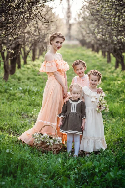 Belles Filles Leur Sœur Aînée Pour Une Promenade Dans Jardin — Photo