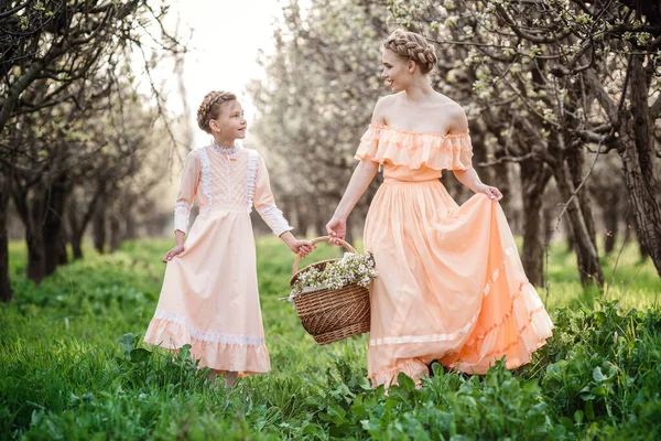 Dos Hermanas Pequeñas Más Jóvenes Mayores Están Caminando Por Jardín —  Fotos de Stock