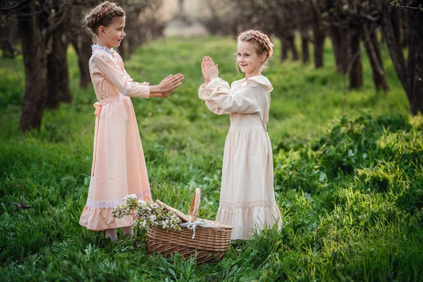 Dos Hermanas Novias Están Caminando Jardín Disfrutando Primavera Con Hermosos — Foto de Stock