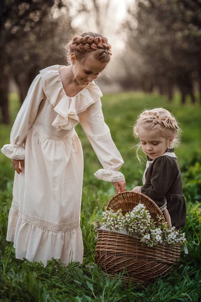 Duas Irmãs Namoradas Estão Andando Jardim Aproveitando Primavera Belos Vestidos — Fotografia de Stock