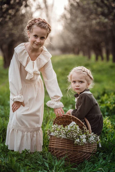 Dos Hermanas Novias Están Caminando Jardín Disfrutando Primavera Con Hermosos — Foto de Stock
