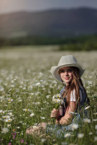 Hat Enjoys Spring Daisy Field Концепция Идея Счастливого Детства Подросток — стоковое фото