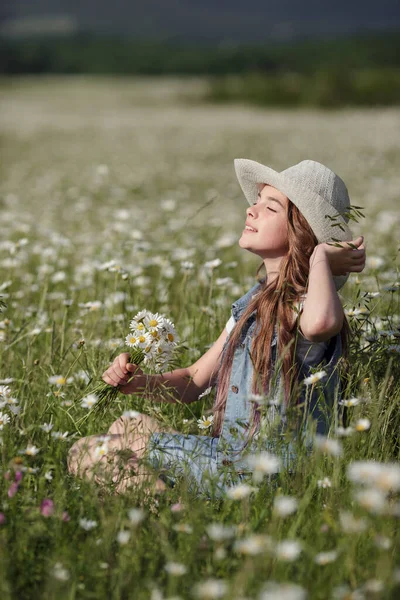 Hat Enjoys Spring Daisy Field Concept Idea Happy Childhood Teenager — Stock Photo, Image