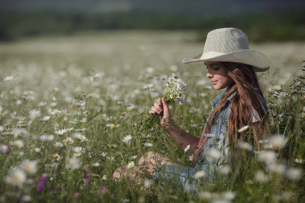 Hat Enjoys Spring Daisy Field Концепция Идея Счастливого Детства Подросток — стоковое фото